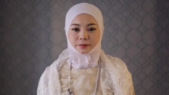 戴着头巾的冶青芳