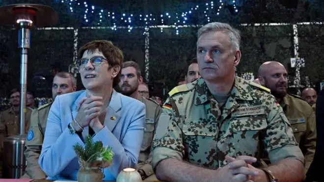 Командующему немецким флотом Кай-Ахиму Шёнбаху (на фото - с предыдущим министром обороны Аннегрет Крамп-Карренбауэр) предстоит неприятнейший разговор с генеральным инспектором бундесвера и новым министром Кристиной Ламбрехт