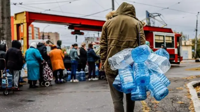 Человек с бутылками