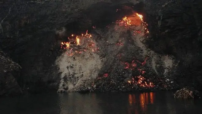 ऊपर धधकती आग और धुआं, नीचे सालों से सुलगती आग