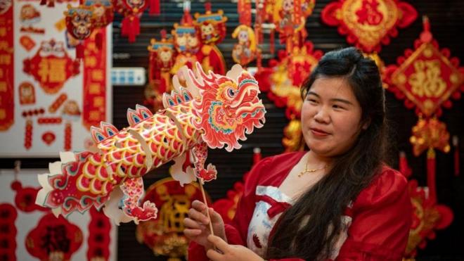 一名中國女子手持新年裝飾