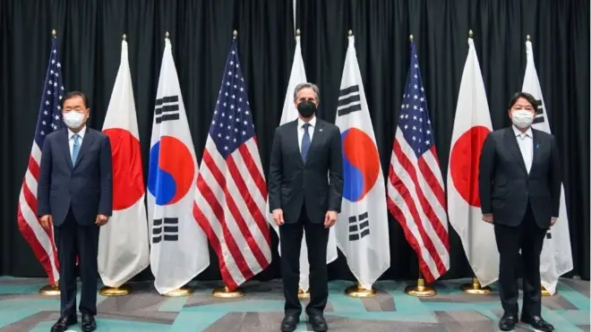 정의용 외교부 장관(왼쪽부터)과 토니 블링컨 미국 국무장관, 하야시 요시마사 일본 외무상이 12일(현지시간) 미국 하와이 아태안보연구소에서 열린 한미일 외교장관 3자 회담에서 기념촬영하고 있다