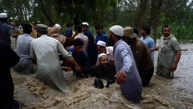 پاکستان کې د اټکل له مخې ویل کېږي چې د سېلابونو له کبله نهه سوه میلیارده روپۍ اقتصادي زیان اوښتی.