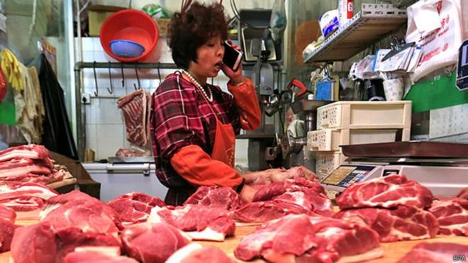 Venda de carne em um mercado em Pequim