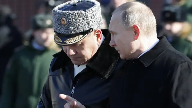 Rus Bakan Shoigu (solda), söz konusu kararın Devlet Başkanı Putin (sağda) tarafından bugün imzalandığını söyledi
