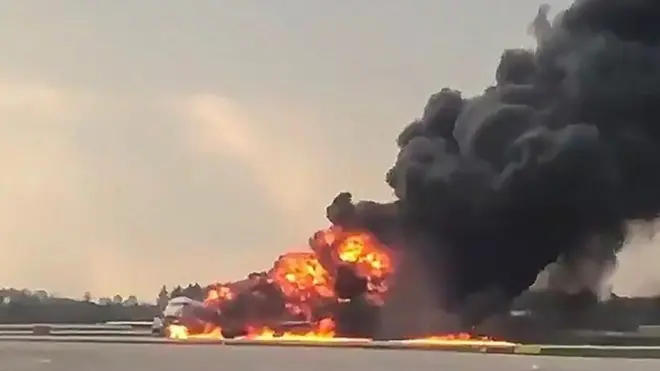 جہاز کو آگ لگ گئی