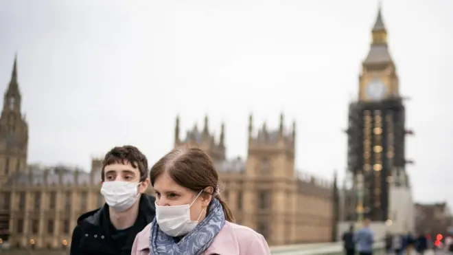 Вариант ковида "Омикрон" стремительно распространяется в Великобритании