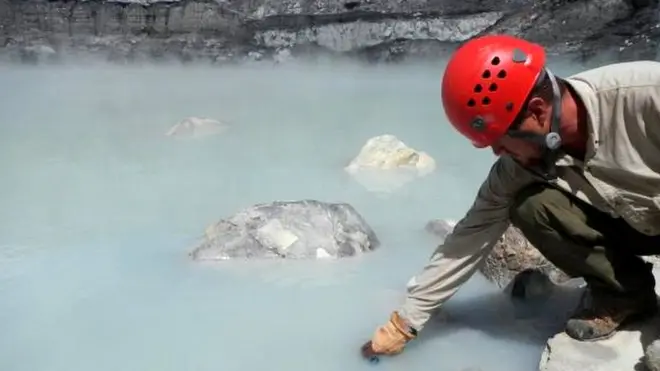 Los investigadores recolectaron las muestras en un lago ubicado dentro del cráter de un volcán.