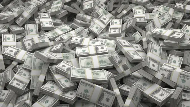 пачки денег