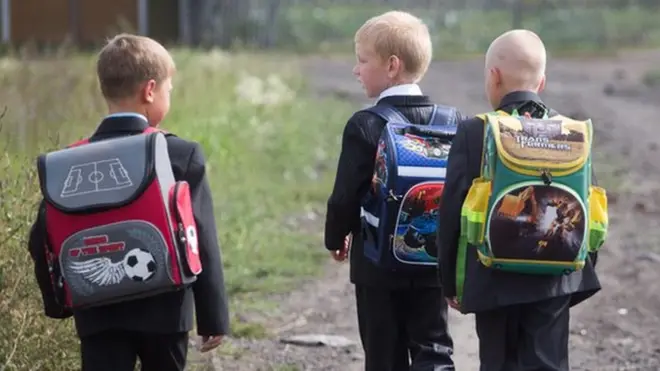 Школьники идут в сельскую школу
