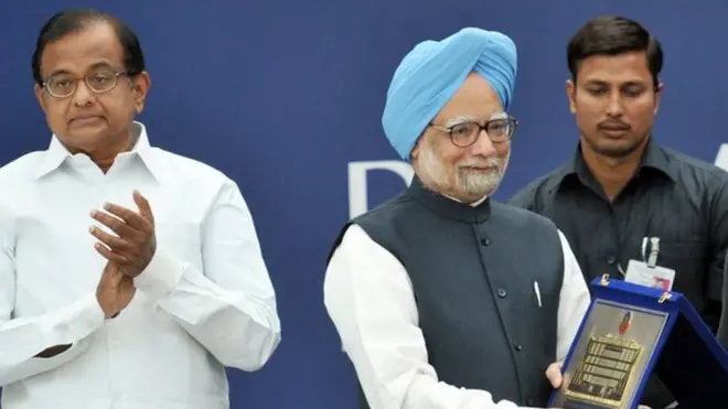 30 अप्रैल 2011 को दिल्ली में सीबीआई मुख्यालय का उद्घाटन करते तत्कालीन प्रधानमंत्री मनमोहन सिंह