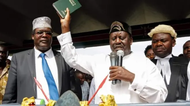Bwana Miguna (i bubamfu) yashize umukono ku rwandiko Bwana Odinga yarahiriyeko