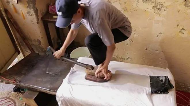 مصرية تكوي باستخدام قدمها