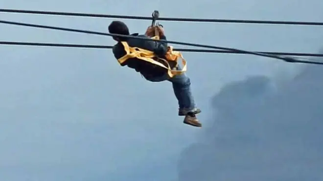 Čovek visi sa žičare