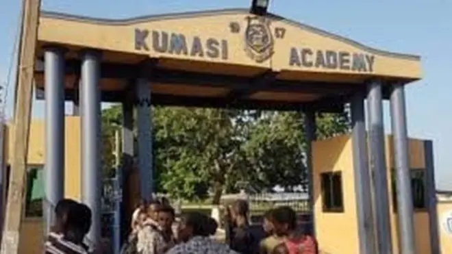 Au moins quarante-quatre élèves du Lycée Kumasi Academy, pris de fortes fièvres, ont été hospitalisés cette semaine dans ce qui était d'abord considéré comme une épidémie de méningite.