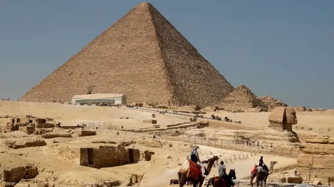 A Grande Pirâmide de Guizé é a mais antiga das sete maravilhas do mundo