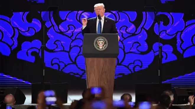 ประธานาธิบดีทรัมป์ใช้ยุทธวิธีทั้งปลอบทั้งขู่ในสุนทรพจน์ของเขาในการประชุมเอเปคที่เวียดนาม