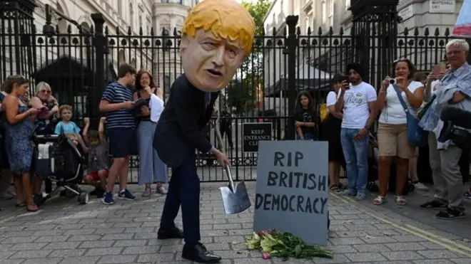 أعرب منظمو الاعتصامات عن الحاجة إلى حركة جماعية للاحتجاج والعصيان المدني