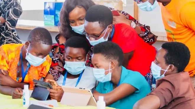 BiHub iraha abigeme ba ruguru ubumenyi bw'ibanze bashitse bwa mbere ku bikoresho vya ICTs