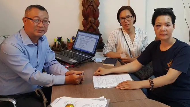 Luật sư Đặng Đình Mạnh và nhà hoạt động Lê Mỹ Hạnh (bìa phải)