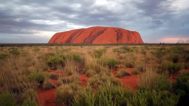 Саммит аборигенов проходит в священном для аборигенов месте - вблизи скального образования Улуру