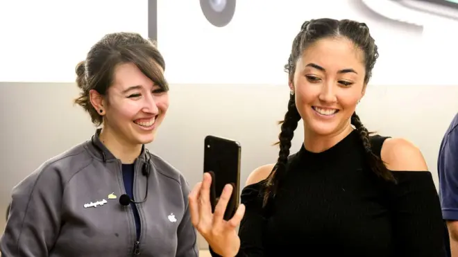 Дівчата з телефоном