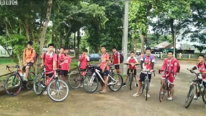 Tim sepak bola remaja yanh hilang di gua di Thailand.