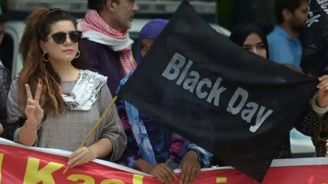 विरोध करती महिला