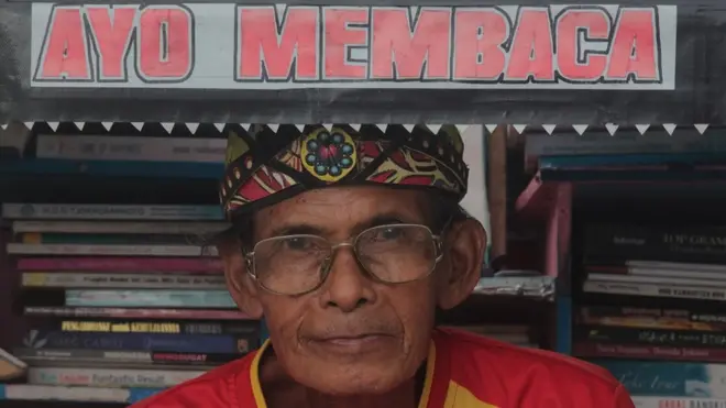 Jika tak sedang mengantarkan penumpang, Sutopo mempersilakan orang-orang untuk membaca atau meminjam buku secara gratis dari Becak Pustaka yang dia kelola.