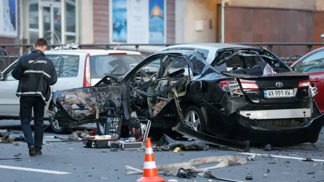 На місце прибули карети швидкої допомоги, вибухотехніки та поліція