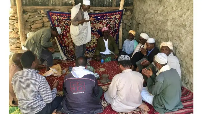 ሰዓብቲ እምነት እስልምና ኣብ ውቕሮማራይ እንትሰግዱ