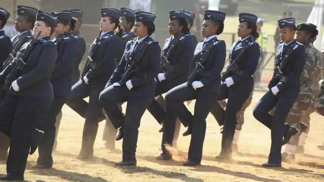 Mavazi kama viatu, kofia za jeshi bado ni za ukubwa wa wanaume