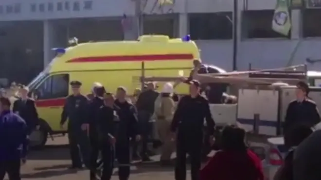 Пострадавших от взрыва грузят в скорые