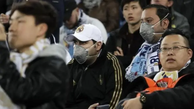 مشجعون يرتدون أقنعة في ملاعب كرة القدم