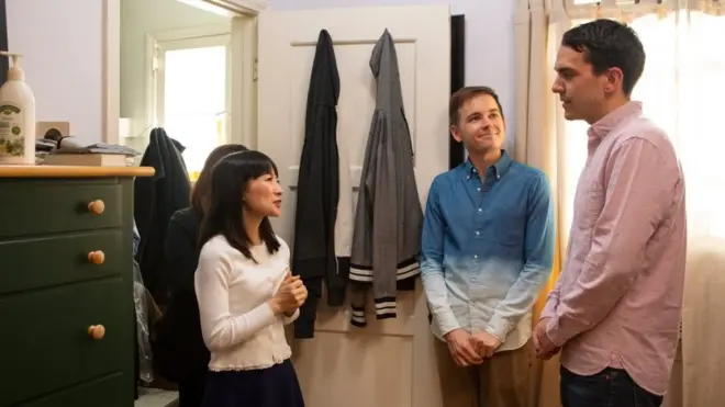 정리정돈 관련 조언을 하고 있는 곤도 마리에(가장 왼쪽)