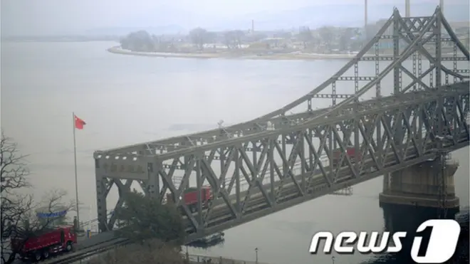 북으로 들어가는 트럭들