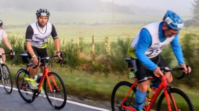 رياضيون يقودون دراجات