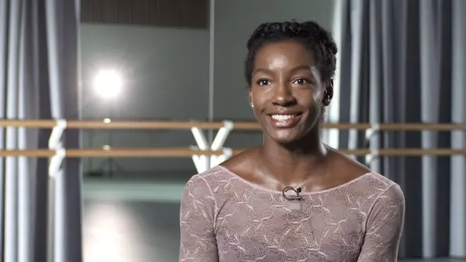 गुलाफी पहिरन लाउन नमान्ने कालो वर्णकी ब्याले नर्तकी