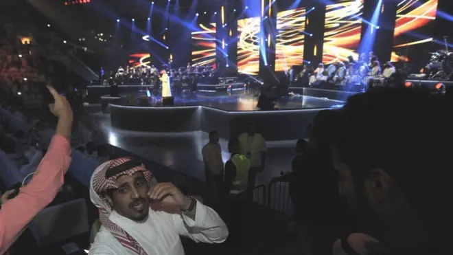 تر دې وړاندې پر دولتي ټلوېزیون د یوې سندرغاړې کنسرټ هم خپور شو.