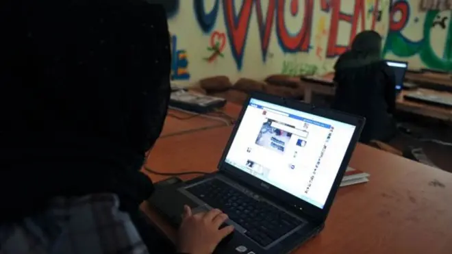 موضع خشک و انعطاف‌ناپذیر طالبان نسبت به زنان چند لایه دارد، لایه نخست آن فقهی است. در فقه سنتی، زن در درجه‌ای پایین‌تر از مرد قرار دارد