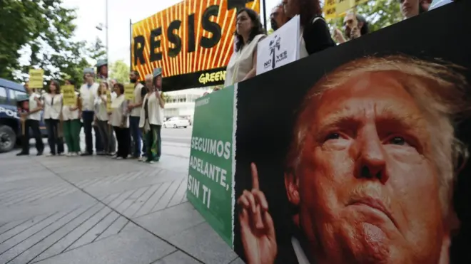 Unjuk rasa menentang keputusan Trump berlangsung di beberapa kota dunia, antara lain di Madrid, Spanyol.