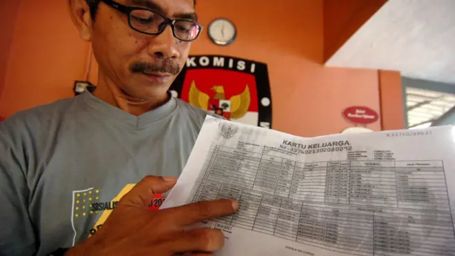 Ketua KPU Kota Tegal, Agus Wijanarko, menunjukkan salah satu nama warga negara asing (WNA) asal Malaysia yang masuk dalam daftar pemilih tetap (DPT) untuk pemilu 2019 — KPU mengidentifikasi 101 WNA masuk DPT di 17 provinsi dan 54 kabupaten/kota.