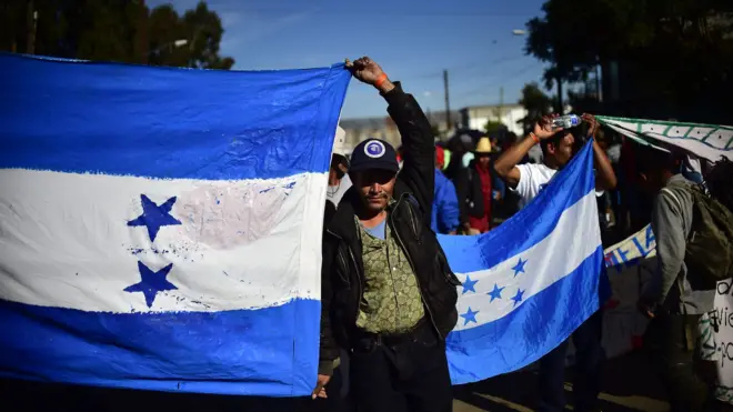 Honduran migrants with national flag