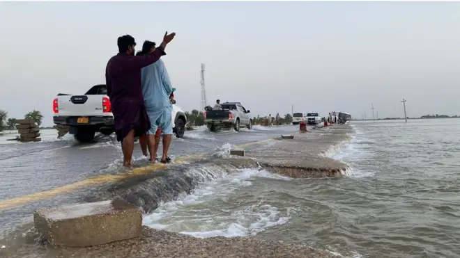 نصیر آباد کے قریب ہی پانی تیز رفتاری کے ساتھ انڈس ہائی وے پر چل رہا تھا