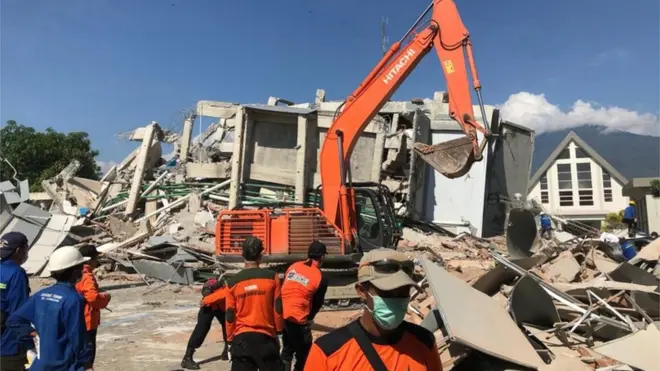 Alat berat didatangkan ke Hotel Roa-Roa di Palu untuk memudahkan proses evakuasi korban.