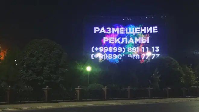 Тошкентдаги "Ўзбекистон" меҳмонхонаси биносида реклама