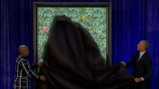 オバマ夫妻の公式肖像画、米国立美術館で公開 黒人画家2人が担当 - BBC