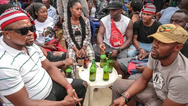 Ndí mmadu na-anụ mmanya