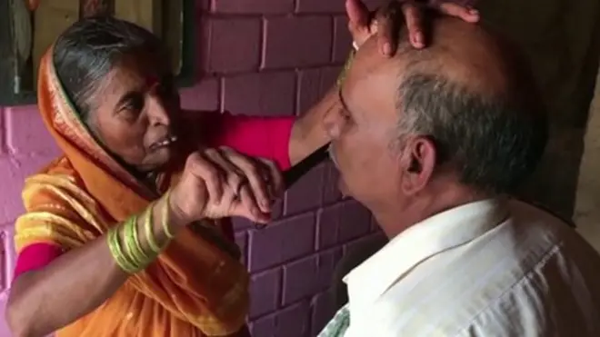 انڈین ریاست مہاراشٹر کے ایک چھوٹے سے گاؤں میں رہنے والی چھیاسٹھ سالہ شانتا بائی یادو نے حجامت کا پیشہ اپنا کر روایت توڑی ہے اور دوسری خواتین کے لیے بھی مثال پیش کی ہے۔