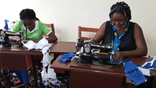 Takang and e kombi dem di sew masks